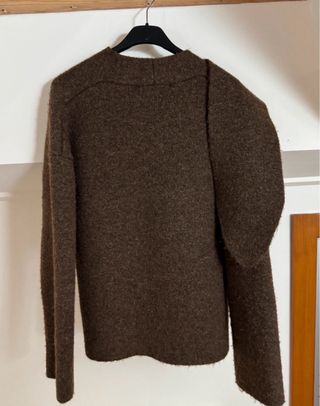 Malha/capa com cachecol castanho