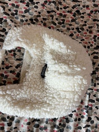 Gorro de punto Bershka blanco con pompón