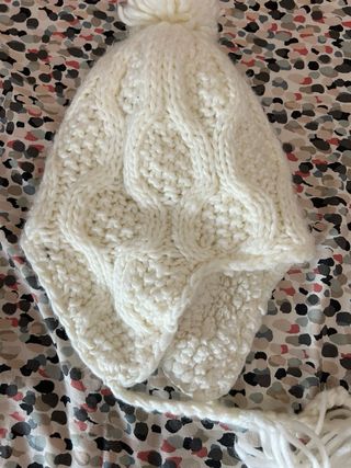 Gorro de punto Bershka blanco con pompón