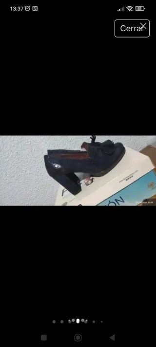 Zapatos de tacón azul y negro