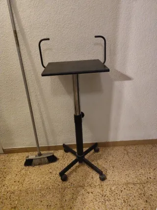 Mesa auxiliar regulable en altura