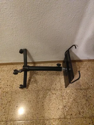 Mesa auxiliar regulable en altura