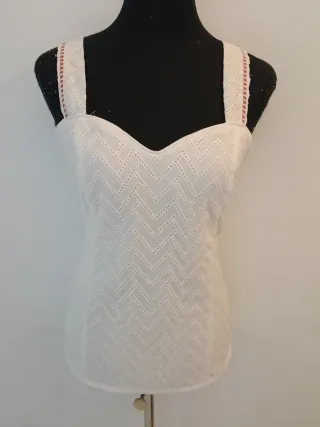 Camisa aflamencada blanca en tejido perforado