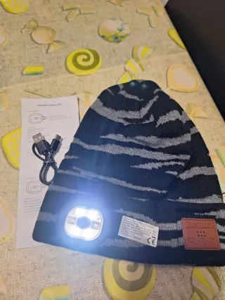 Cappellino con luci LED e Bluetooth