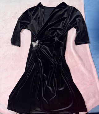 Vestido de terciopelo negro con mariposa
