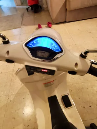 Vespa Eléctrica Infantil 6V