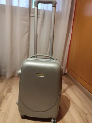 Maleta de cabina con candado y ruedas