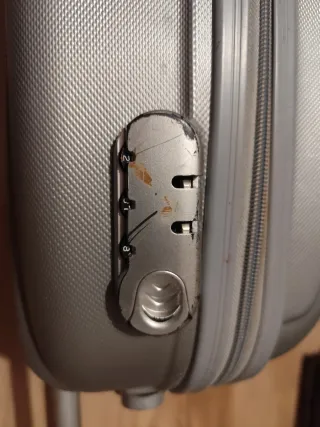 Maleta de cabina con candado y ruedas