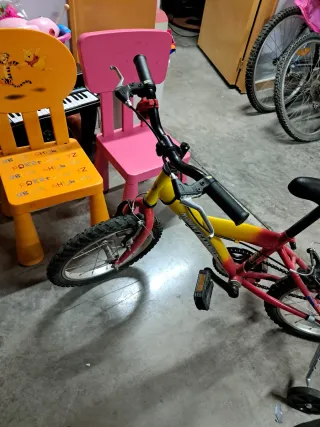 Bicicleta infantil roja y amarilla