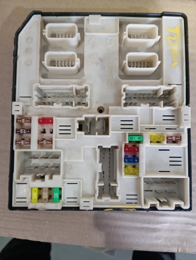 Caja fusibles Renault máster ano 2024