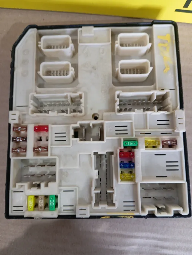 Caja fusibles Renault máster ano 2024