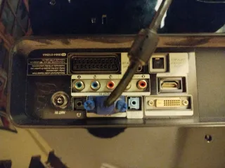 Samsung TV Pequeña Negra.