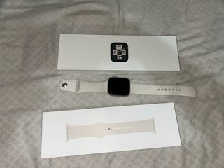 Apple Watch SE 2024 Plata/Blanco + Cargador