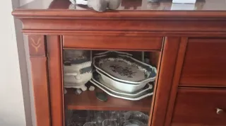 Vajillero de madera y cristal