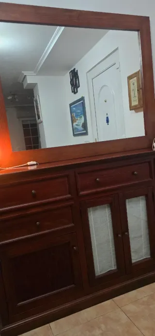 Aparador de madera con espejo