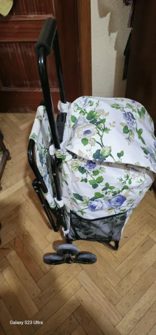 Carro de la compra con silla pegable.
