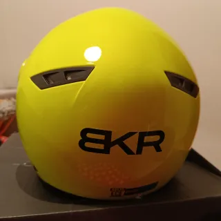 Casco de moto amarillo BKR