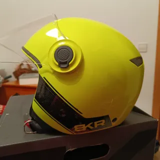 Casco de moto amarillo BKR