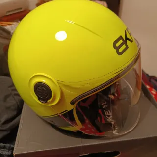 Casco de moto amarillo BKR