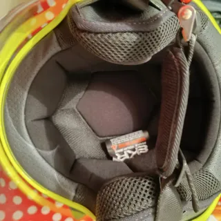 Casco de moto amarillo BKR