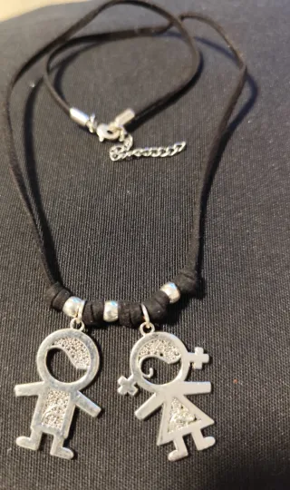 Collare in camoscio con ciondoli per bambini