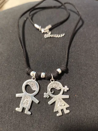 Collare in camoscio con ciondoli per bambini