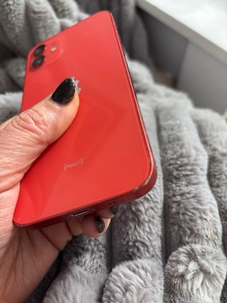 iPhone 12 Rojo Con 1 carcasas y 1 cargador