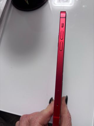 iPhone 12 Rojo Con 1 carcasas y 1 cargador