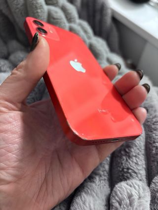 iPhone 12 Rojo Con 1 carcasas y 1 cargador