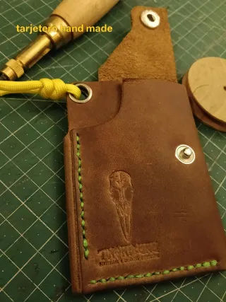 Tarjetero de cuero hecho a mano