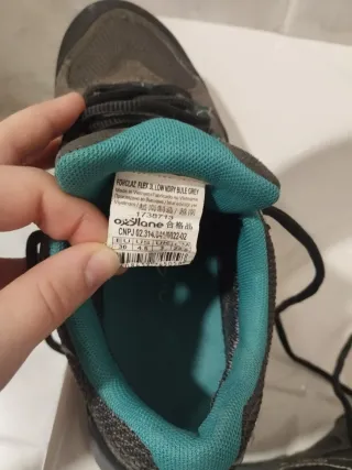 Botas de montaña Decathlon grises y turquesa