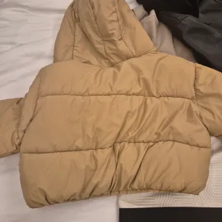 Plumífero beige con capucha