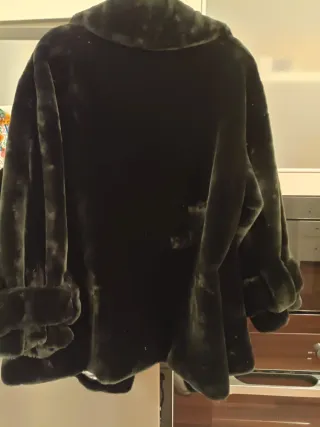 Abrigo imitación mouton negro.Sin estrenar.