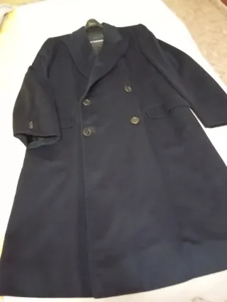 Abrigo de cachemira azul marino de caballero.