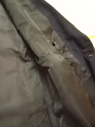 Abrigo de cachemira azul marino de caballero.