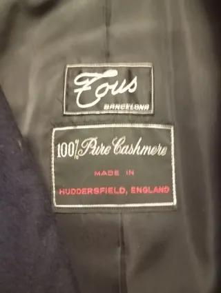 Abrigo de cachemira azul marino de caballero.