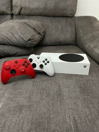 Xbox Series S + 2 Mandos (Rojo y Blanco)