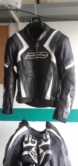 Equipación moto: traje, botas y guantes