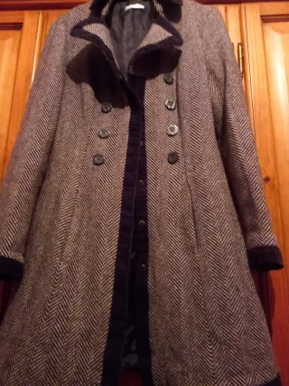 Abrigo de lana con doble botonadura