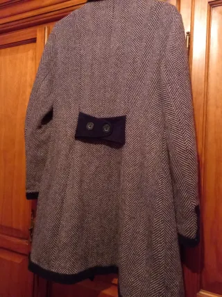 Abrigo de lana con doble botonadura