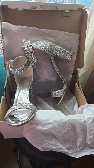 Sandalias de tacón plateadas con brillos