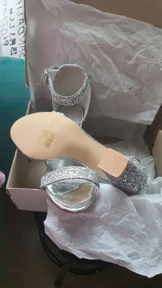 Sandalias de tacón plateadas con brillos