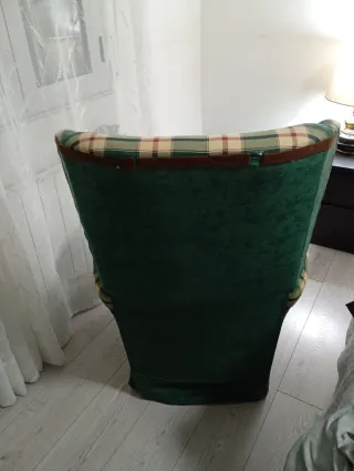 Butaca de tela verde y cuadros