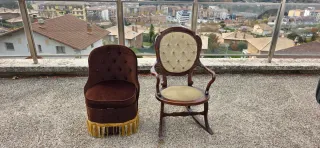 Butaca y mecedora de madera tapizada