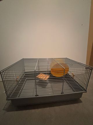 Jaula para hámster gris con accesorios