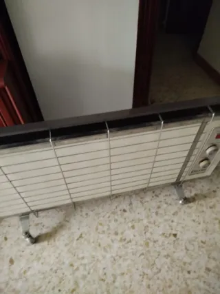 Radiador eléctrico plata y blanco