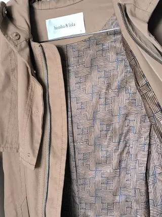 Gabardina Bimba y Lola con capucha