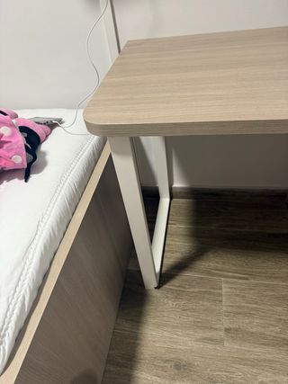 Scrivania in legno e bianco con cassetti