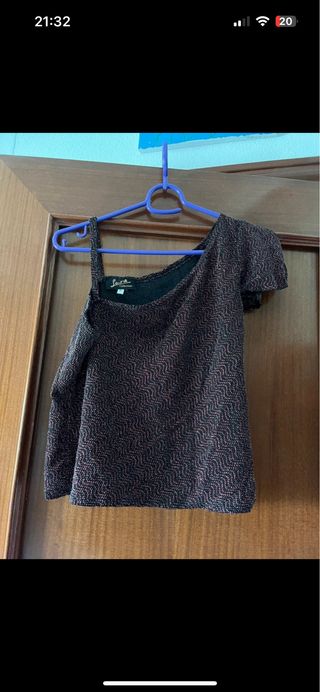 Top brillante rojo y negro