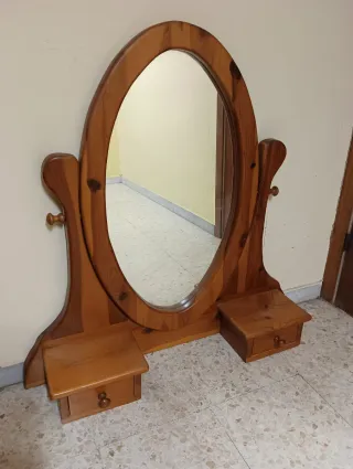 Tocador espejo de madera con cajones.